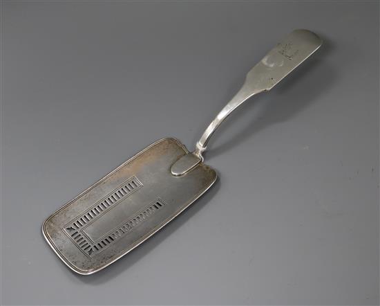 A George III Irish silver fiddle pattern fish slice, James Scott, Dublin, 1807, 29.2cm.